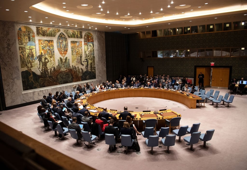 Blick auf eine Sitzung des Sicherheitsrates der Vereinten Nationen (UN) 2019. Nach mehr als einem Jahr größtenteils virtueller Treffen stellt der Rat weitgehend wieder auf Sitzungen mit persönlicher Präsenz um.