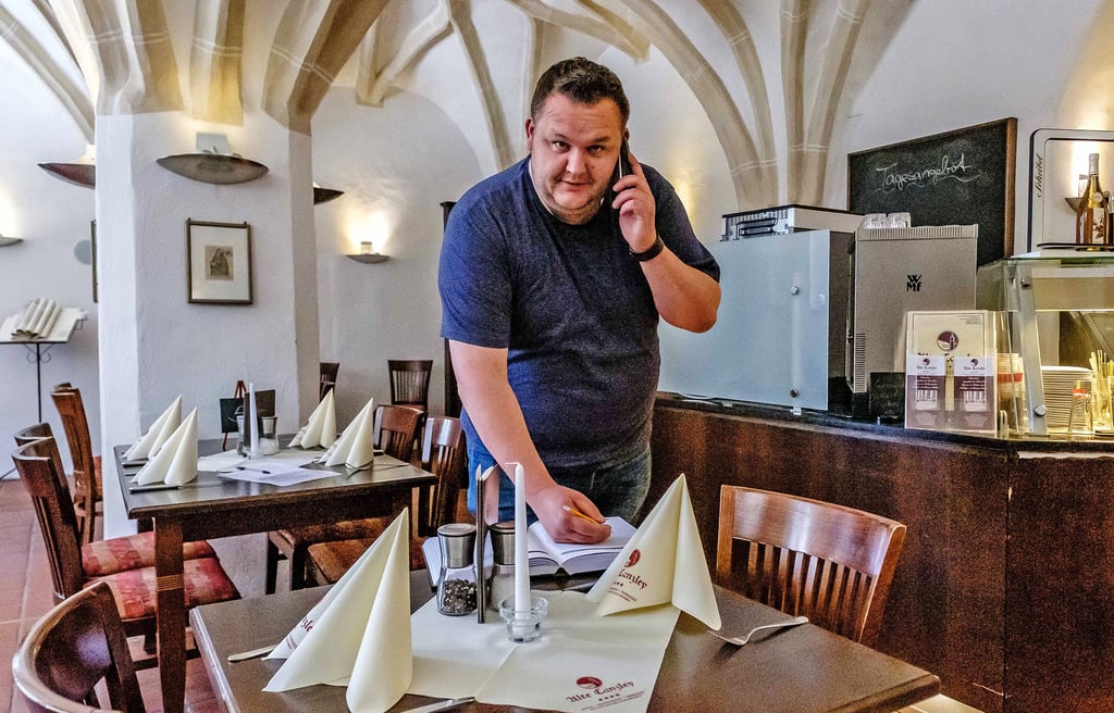 Marcus Schubert, Hotelinhaber der „Alten Canzley“ in Wittenberg, nimmt telefonische Buchungen entgegen.