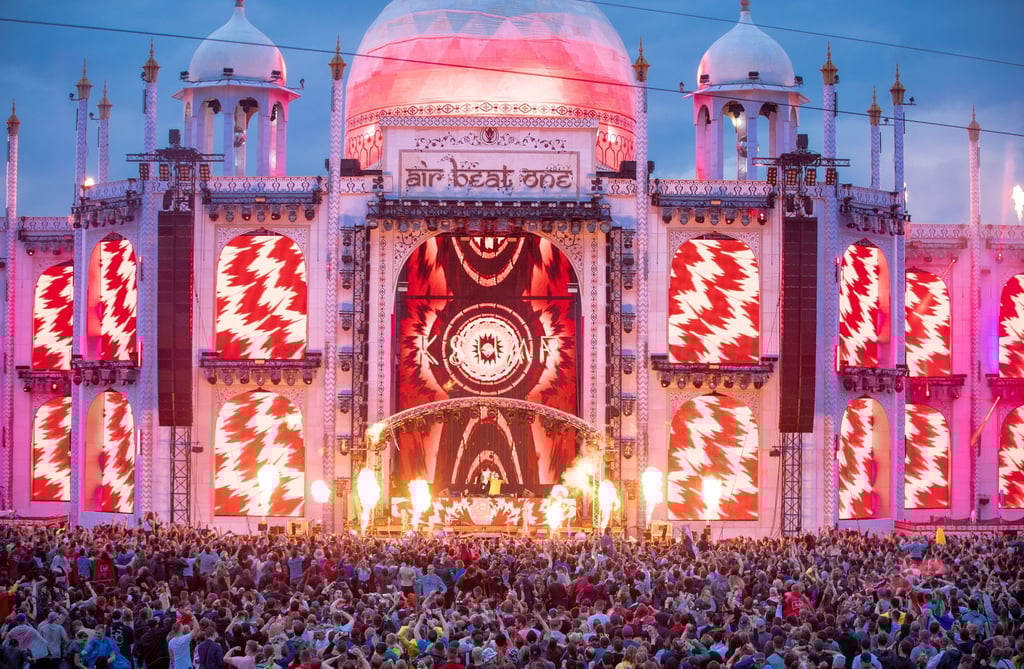 Besucher tanzen vor der Hauptbühne des Elektro-Festivals „Airbeat One“.