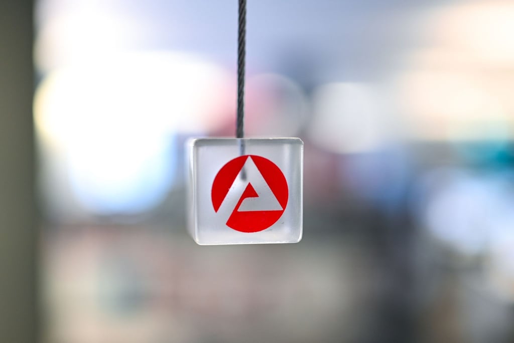 Auf einem Würfel ist das Logo der „Bundesagentur für Arbeit“ zu sehen.