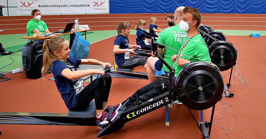 Auf dem Ruder-Ergometer hatte Alma Lieselotte Briese ihren Spaß und im komplexen Bewegungsablauf schnell den richtigen Dreh heraus.