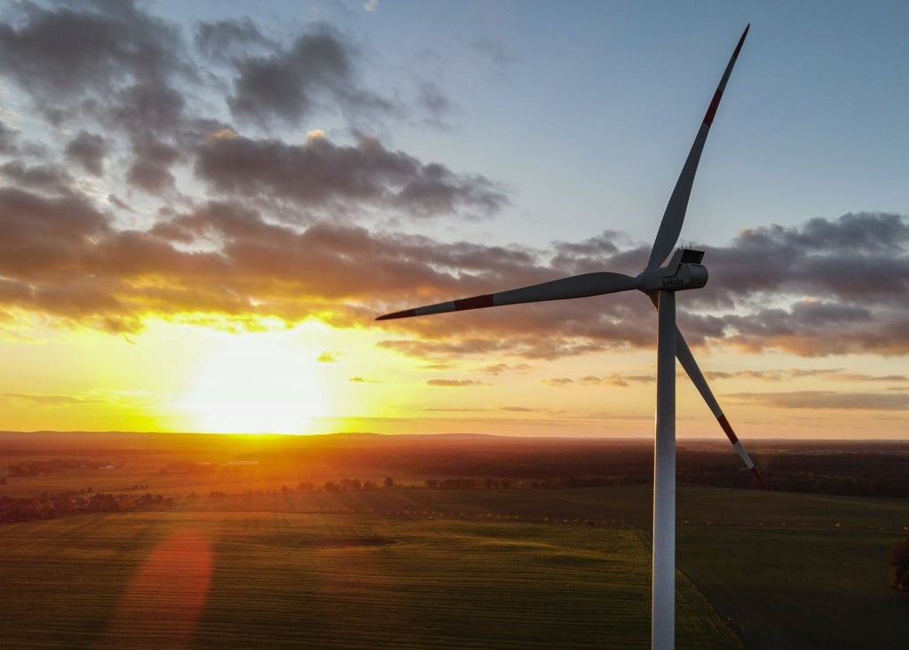 Eine Windenergieanlage im Sonnenuntergang.