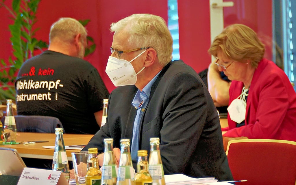 Rico Goroncy (l.), Fraktion die Linke/Grüne setzte sich aus Protest gegen die von der AfD beantragte Debatte mit dem Rücken zum Plenum. Auf seinem T-Shirt prangte der Spruch "Ich bin Stadtrat ... und kein Wahlkampfinstrument.