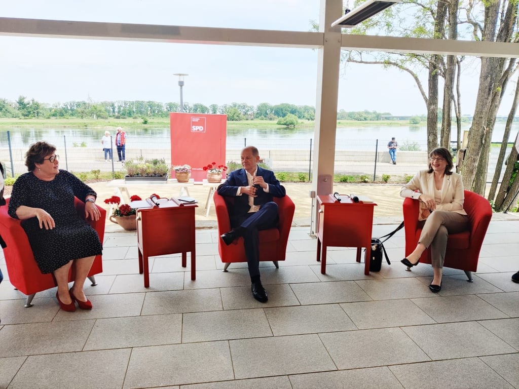 Olaf Scholz (SPD) bei einem Wahlkampftermin im Salzlandkreis mit Sozialministerin mit Petra Grimm-Benne (links) und der Spitzenkandidatin der SPD zur Landtagswahl, Katja Pähle. 