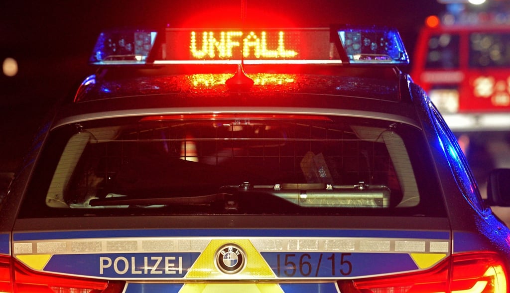 Der Schriftzug „Unfall“ leuchtet auf einem Streifenwagen.