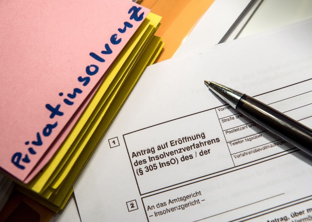 Ein Stift liegt auf einem Antrag für ein Insolvenzverfahren.