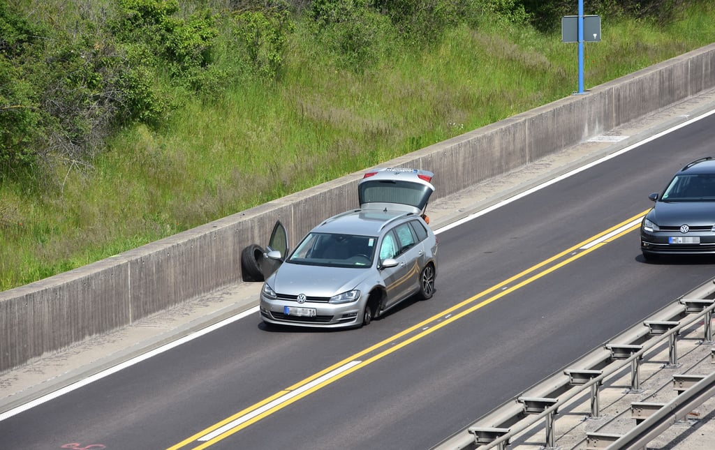 Der verunfallte Volkswagen sowie ein weiteres Fahrzeug waren nicht mehr fahrbereit und mussten abgeschleppt werden.
