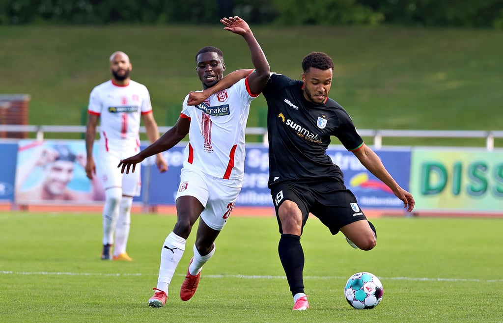 Ob Leon Bell Bell (r.) und der FCM für den siegreichen Pokalfight gegen Braydon Manu (l.) und den Halleschen FC mit der DFB-Pokal-Teilnahme belohnt werden, muss noch juristisch geklärt werden.
