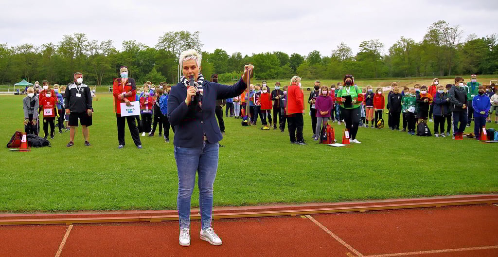 Zur Eröffnung der zweitägigen Sachsen-Anhalt-Spiele präsentierte LSB-Präsidentin Silke Renk-Lange als zusätzlichen Ansporn ihre olympische Goldmedaille von 1992. Zusätzliche Motivation hätte es aber gar nicht gebraucht: Die ungefähr 800 Kinder waren froh, endlich wieder Sport treiben und ihr Talent zeigen zu können.