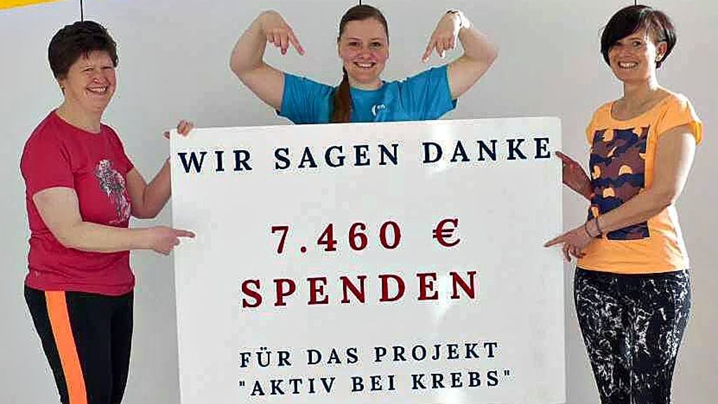 Patientinnen und Übungsleiterin Anne Wölfel (Mitte) des Projektes ?Aktiv bei Krebs? präsentieren voller Freude die Spendensumme aus der Bewegungsaktion in Höhe von 7460 Euro.