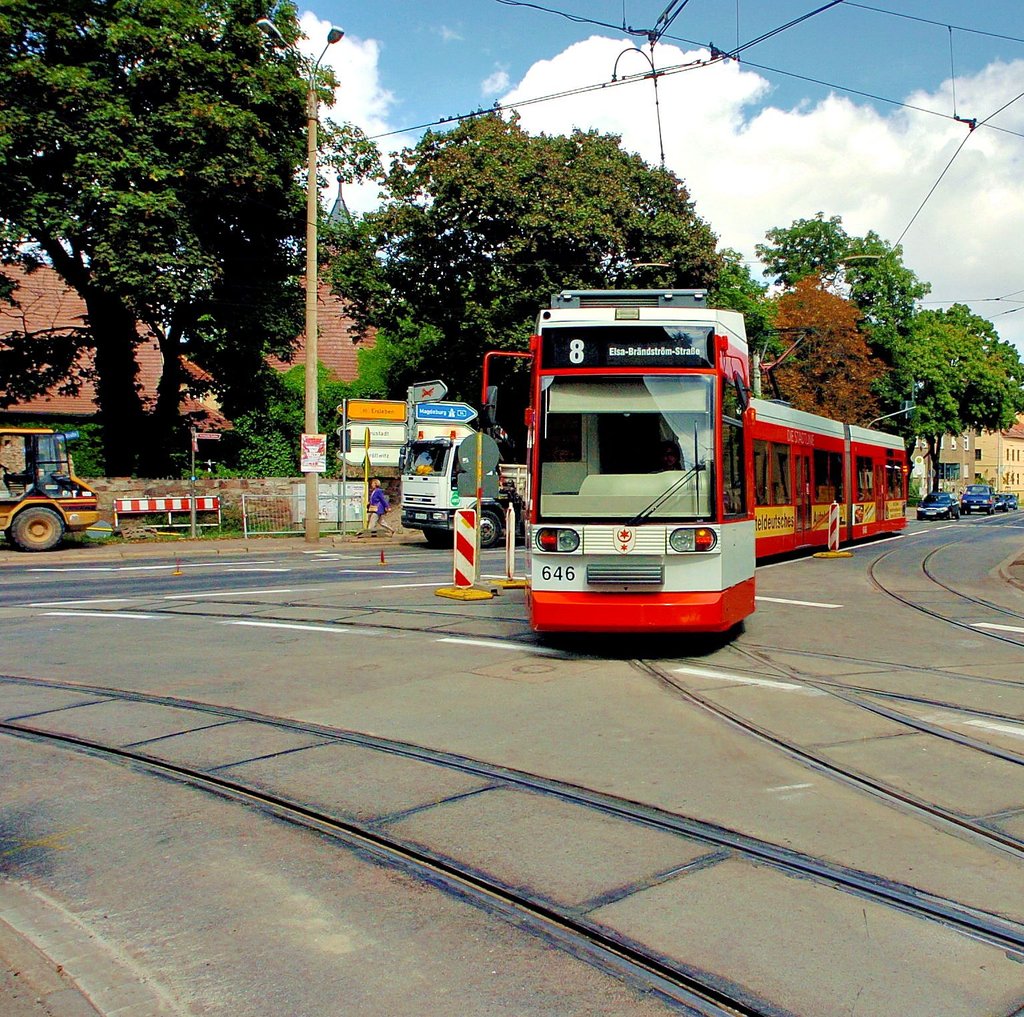 Eine Tram passiert das Gleisdreieck vor dem ?Mohr" Die Havag will den Knoten umbauen.