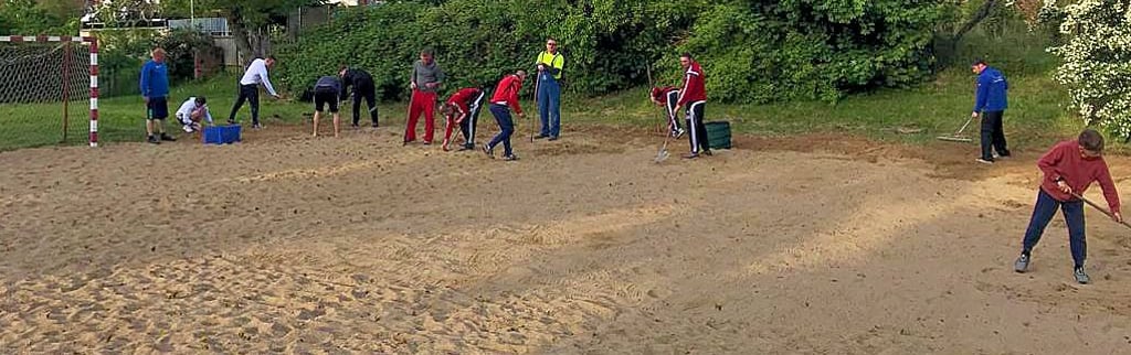 Erst die Arbeit, dann das Vergnügen: Die Handballer der SG Seehausen mussten den Beachplatz erst vom Unkraut befreien.