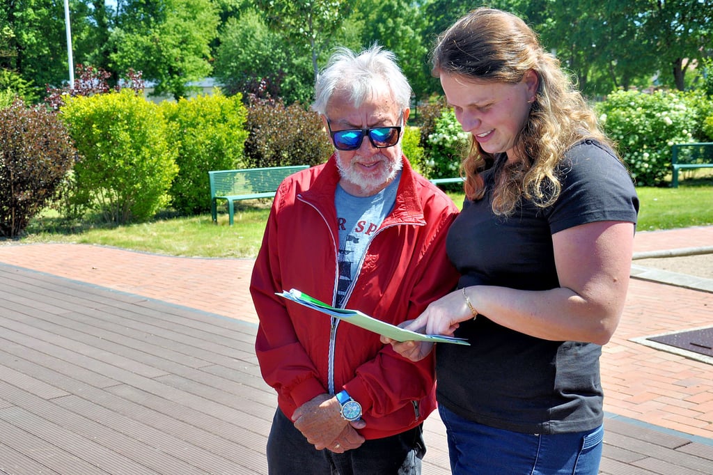 Doreen Weingart und Wolfgang Tramp besprachen im Osterburger Biesebad Details zu den ?Sommernächten?. Der Veranstaltungsreigen soll in der Zeit vom 2. Juli bis zum 10. August über die Bühne gehen.