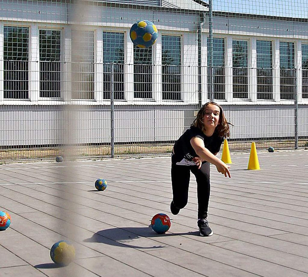Tilda Guse zeigte ihr Talent beim zielsicheren Handball-Torwurf.