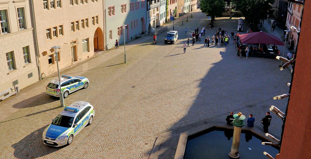 Die Teilnehmer des Spaziergangs versammelten sich auf dem Markt in Sangerhausen.