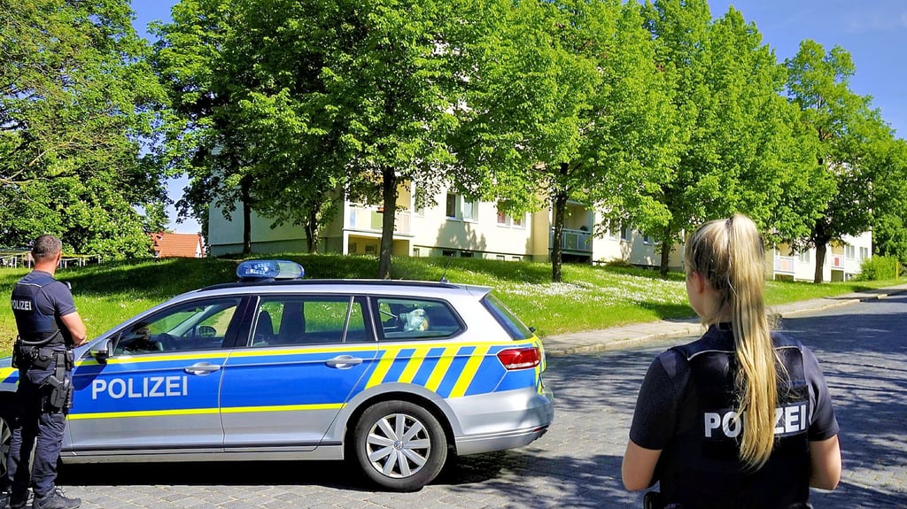 Wegen der Drohung eines Mannes sperrte die Polizei die Straße der Volkssolidarität ab.