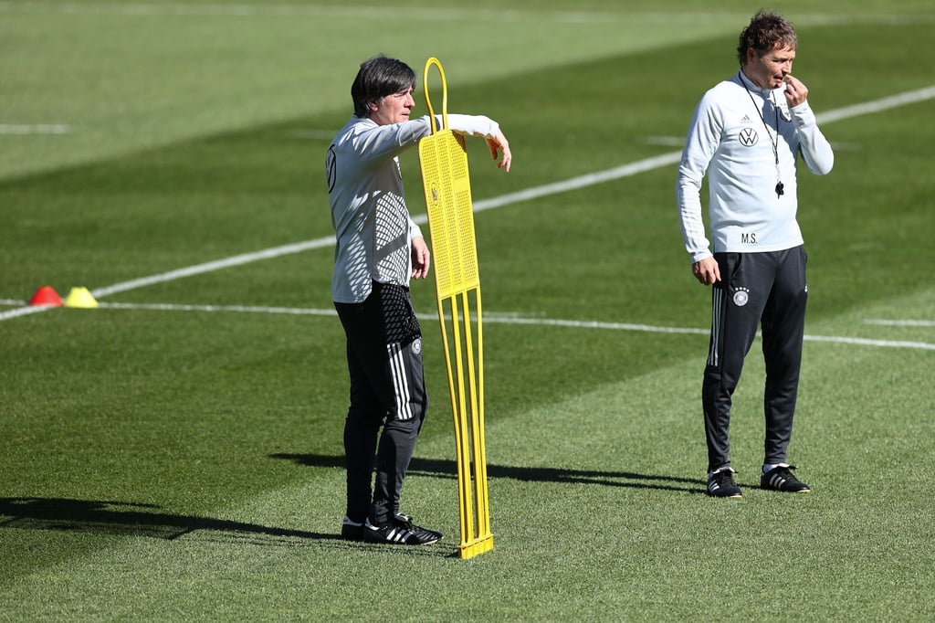 Bundestrainer Joachim Löw (l) und Assistenztrainer Marcus Sorg stehen auf dem Platz beim Training.