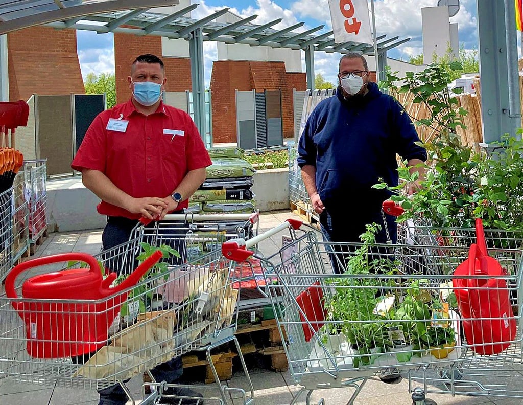 Stefan Rabe (links) übergibt in Stendal die gespendeten Pflanzen und Gartenuntensilien an Samuel Kloft.