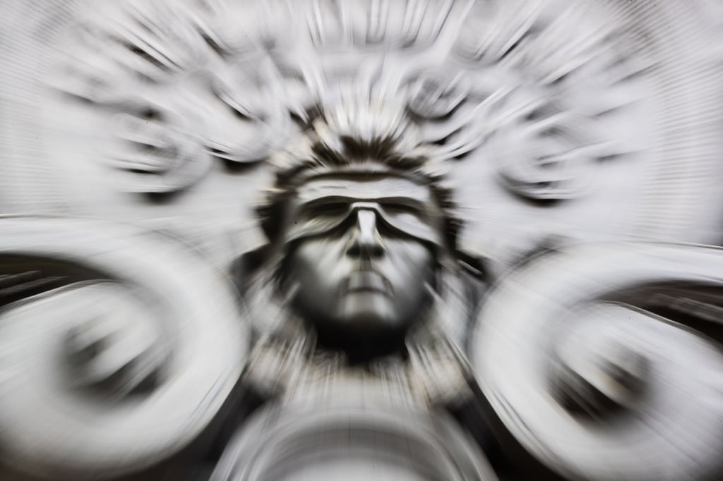 Eine Figur der blinden Justitia an der Fassade eines Gerichts.