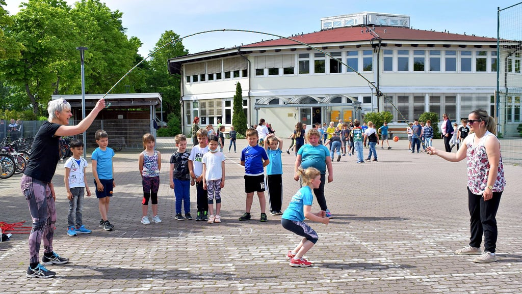 Wie viele Möglichkeiten es gibt, mit einem Seil zu springen, probierten die Erstklässler der Grundschule „Am Weinberg“ an der Station von Lehrerin Susann Arndt (l.) aus. Über das große Seil zu springen, klappte gut, wenn sich die Kinder einmal an den Rhythmus gewohnt hatten.