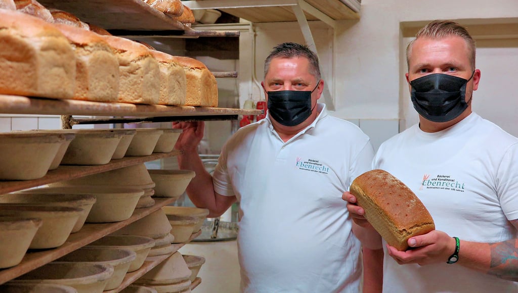 Thomas und Max Ebenrecht (v.l.) präsentieren das Dinkelvollkornbrot, das den Preis gewonnen hat.