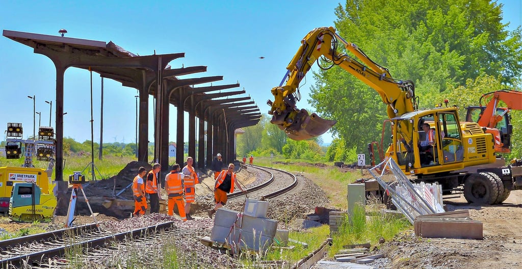 Der Abriss des Blumenberger Bahnhofs geht voran. Derzeit wreden die alten Bahnsteige zurückgebaut. Sie, wie auch das Stellwerk werden von einer Firma nach und nach entfert. Beim Abriss des Bahnsteigs 1 wurde der Splitterbunker gefunden..