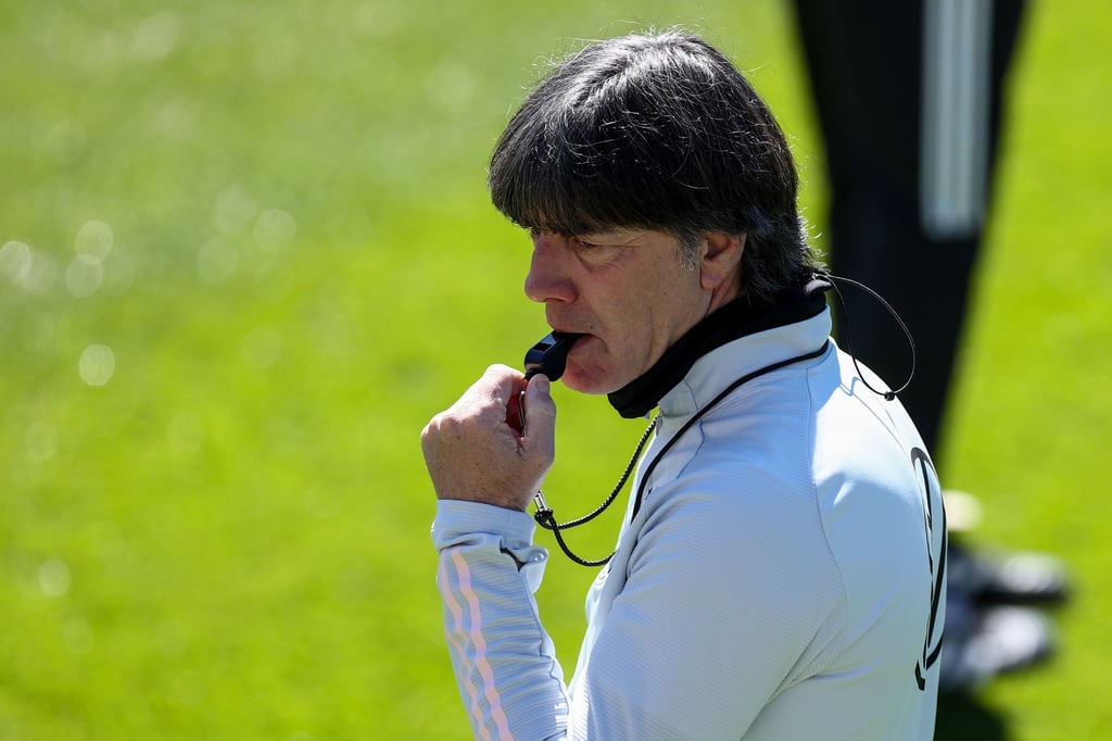 Im EM-Trainingslager feilt Bundestrainer Joachim Löw an der Form seiner Spieler.