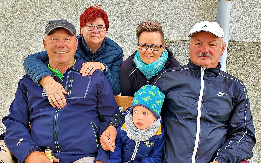 Stühle und Sofa wurden bei Familie Henning extra vor das Haus gerückt, um alles so nah wie möglich mitzuverfolgen.