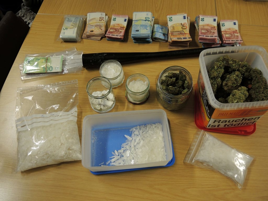 Die Polizei fand im Auto und in der Wohnung des Angeklagten unter anderem Crystal Meth, Kokain, Cannabis und jede Menge Bargeld.