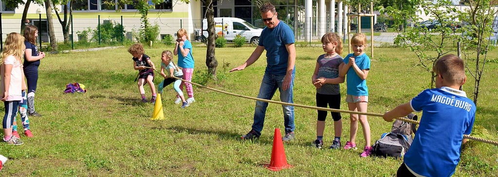 Beim Tauziehen maßen die Kinder spielerisch ihre Kräfte. Wer gerade nicht mitmachte, drückte den Aktiven die Daumen.