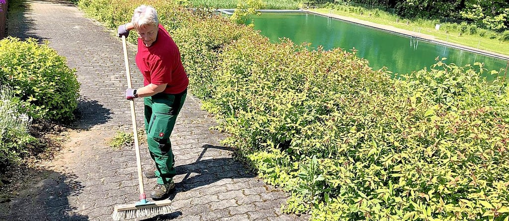 Stefanie Jenke sorgt im Naturbad Osterfeld für Ordnung.