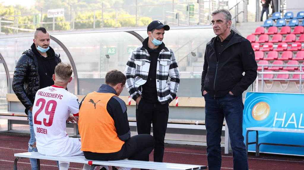 HFC-Sportchef Ralf Minge (r.) spricht in Halberstadt mit seinen HFC-Profis.