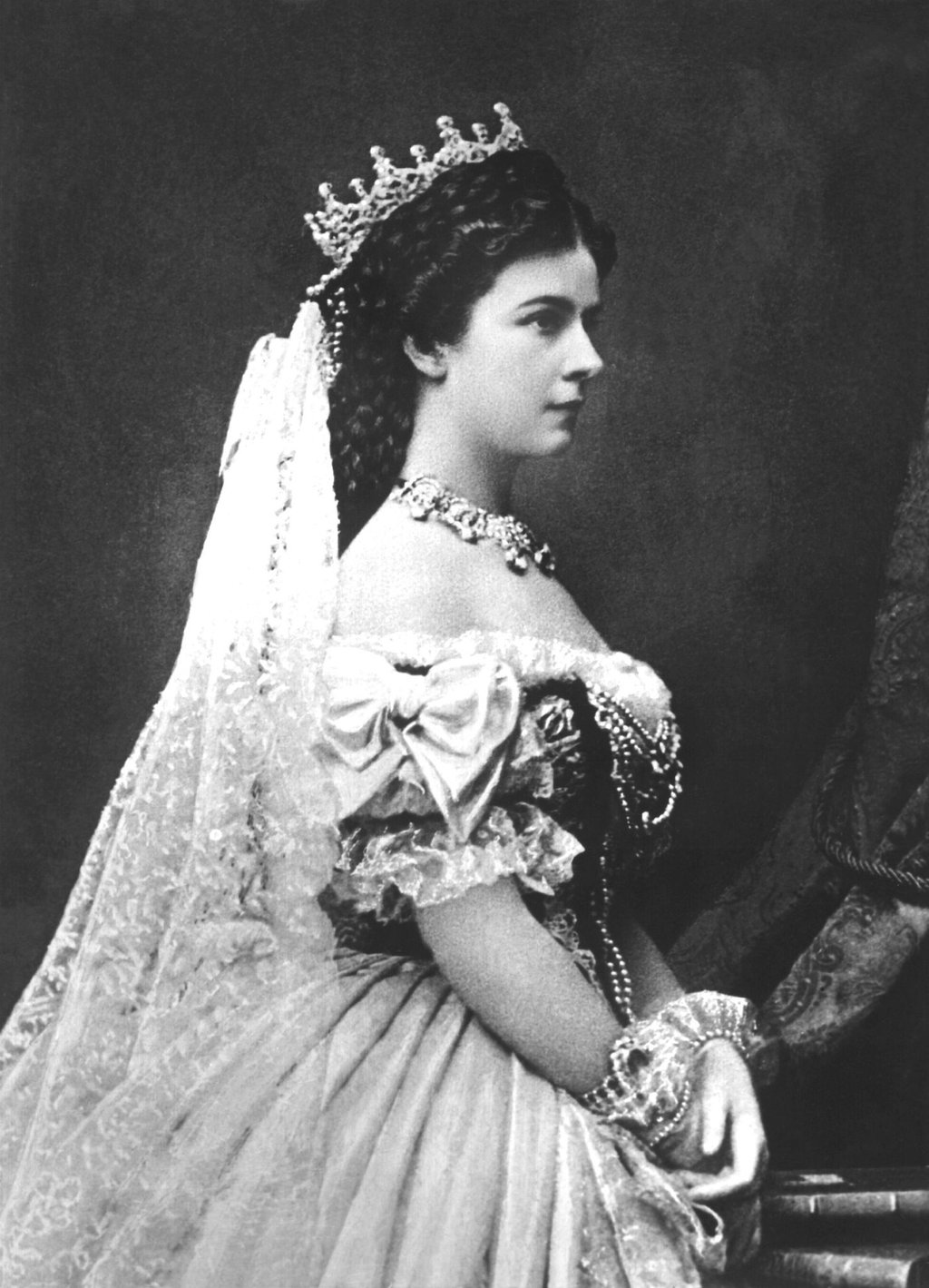 Die österreichische Monarchin im Krönungsornat als Königin von Ungarn (Aufnahmedaten unbekannt).