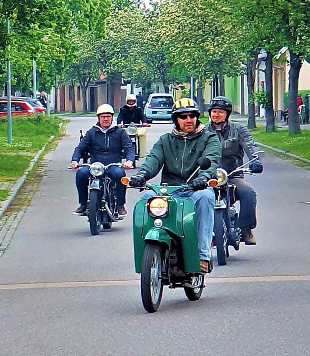 Einige Mopedfahrer brachen zu einer vormittäglichen Runde durch Quellendorf auf.