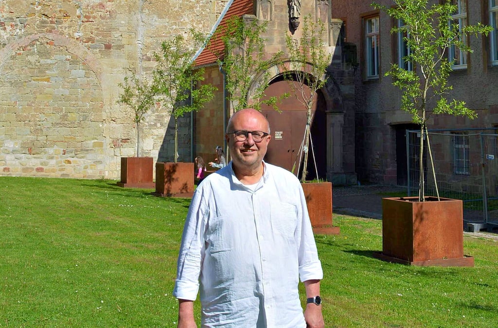 Jörg Kowalski vor der Gosecker Schlosskirche