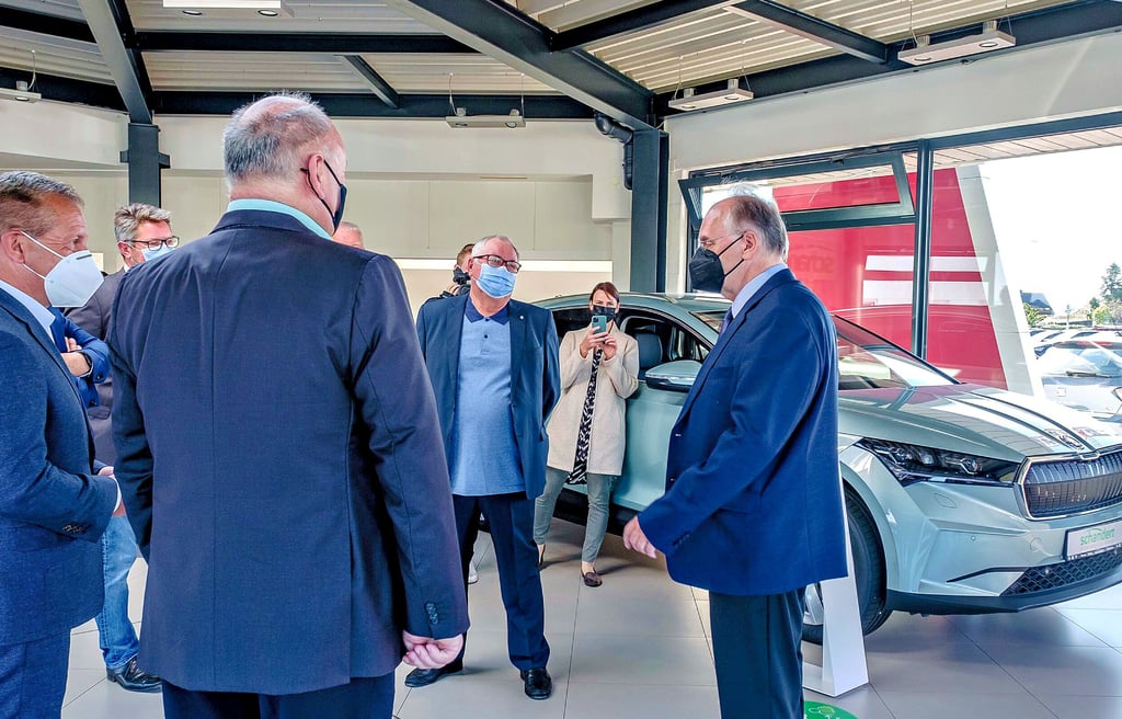 Große Runde beim „Automobilen Talk“: Zu den Teilnehmern gehörte auch Ministerpräsident Reiner Haseloff.