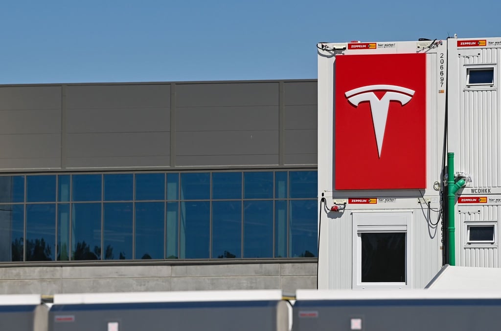 Das Logo von Tesla hängt an einem Container auf der Baustelle der Gigafactory östlich von Berlin.