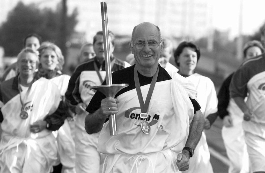 Dieter Lindner, hier 2003 als symbolischer Olympia-Fackelläufer in Halle.
