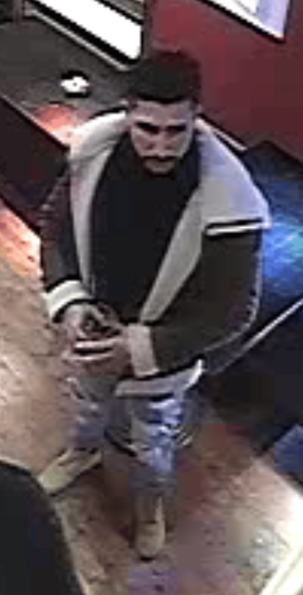 Der auf dem Foto abgebildete Mann steht unter dringendem Tatverdacht an der Schlägerei beteiligt gewesen zu sein.