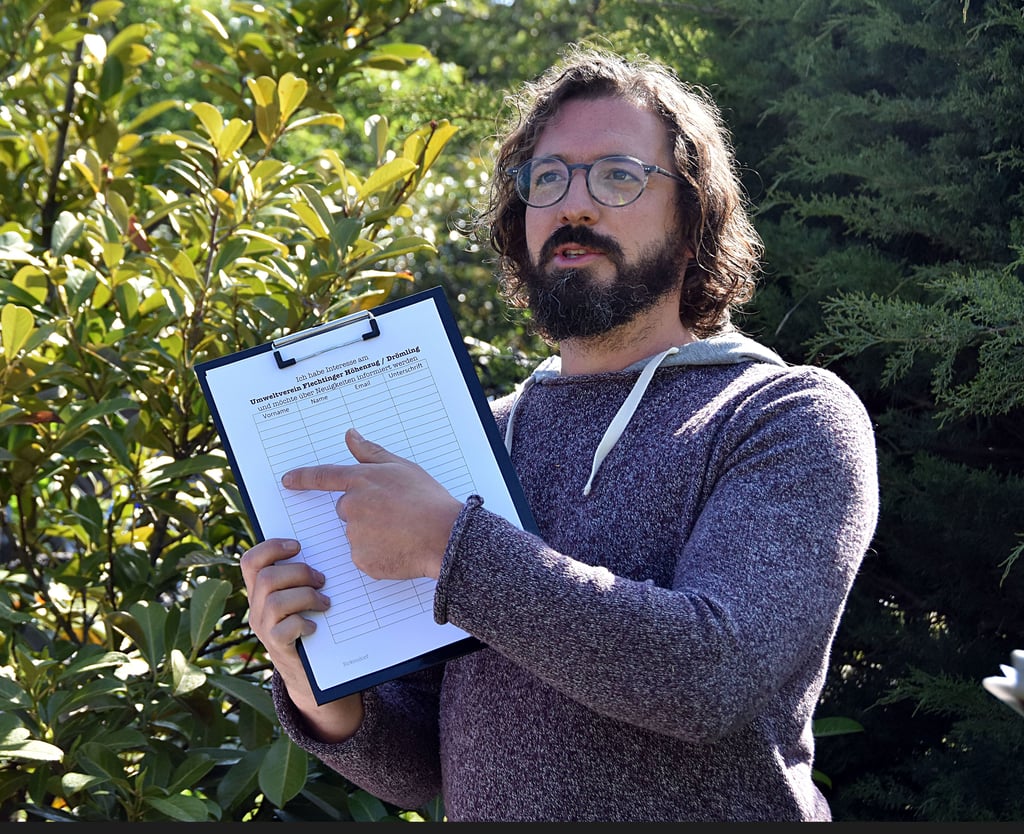 Markus Rehan verweist auf eine Liste, auf der sich jeder, der sich für den Umweltverein interessiert und über Neuigkeiten des Vereins informiert werden möchte, eintragen kann.