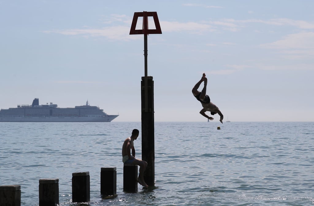 Sommerhitze am Strand: Da hilf nur ein Spung inss Wasser.