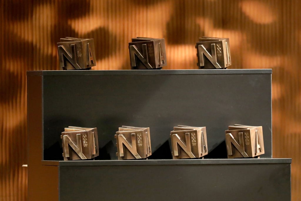 Die Nannen-Preise stehen bei der Verleihung in der Hamburger Elbphilharmonie bereit.