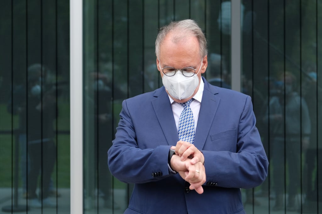 Reiner Haseloff (CDU), Ministerpräsident des Landes Sachsen-Anhalt, blickt auf die Uhr. Schon ab Mittwoch dürfen sich Sachsen-Anhalter über weitreichende Corona-Lockerungen freuen. Foto: Sebastian Willnow/dpa-Zentralbild/dpa +++ dpa-Bildfunk +++