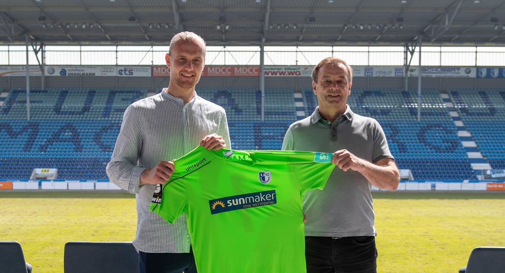 Mit Dominik Reimann (l.) hat FCM-Sportchef Otmar Schork einen neuen Torhüter vorgestellt.