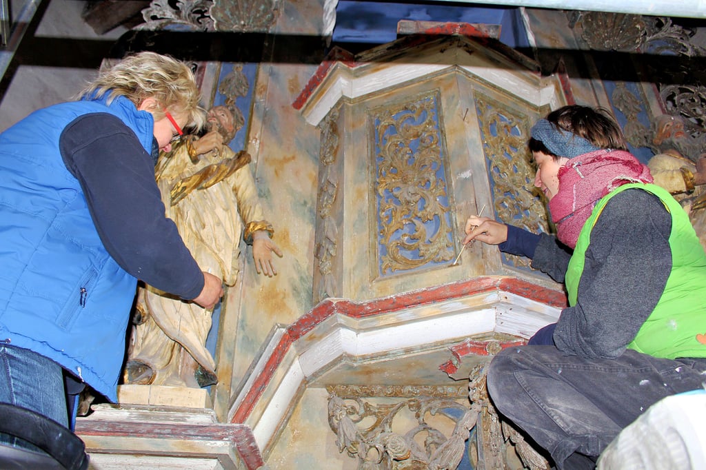 Die Restauratorinnen Heike Glaß (l.) und Anna-Sophia Prestel nehmen den Kanzelaltar unter die Lupe.