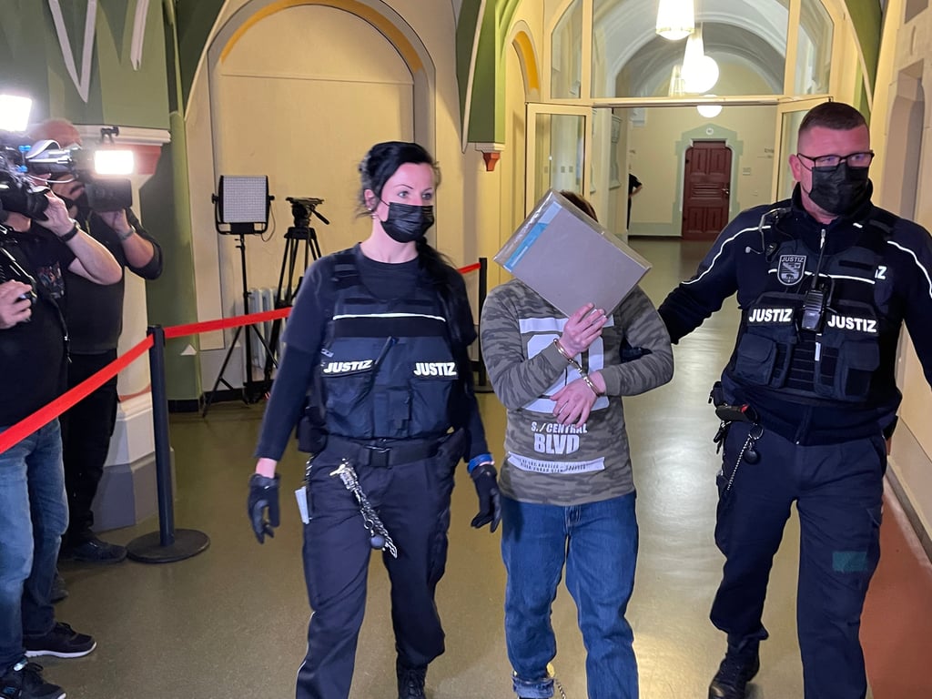 Der Ageklagte wird in den Gerichtssaal geführt.