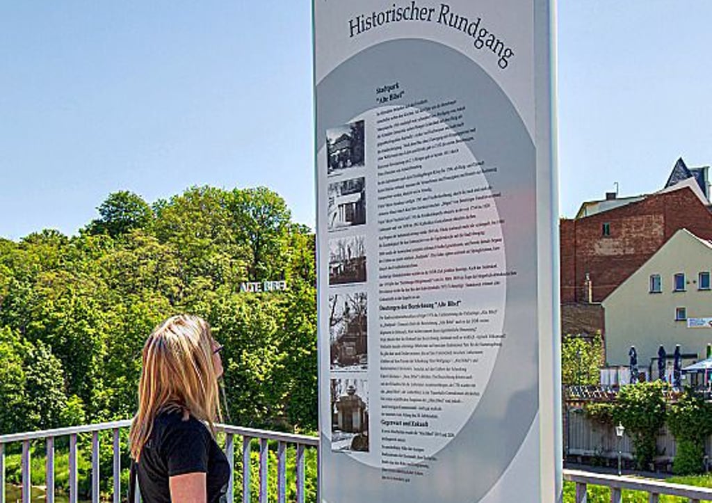 An der Fußgängerbrücke in Bernburg steht eine neue Informationstafel.