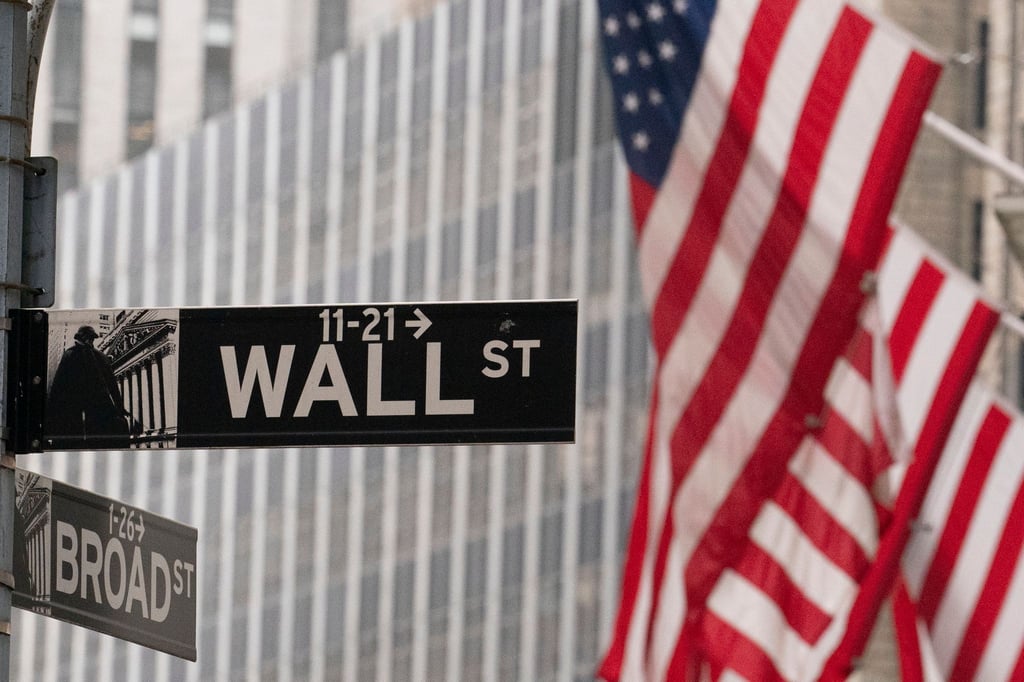 Ein Straßenschild für die Wall Street ist vor der New Yorker Börse zu sehen. Die US-Börsen haben am ersten Handelstag im Juni nach einem starken Auftakt den Schwung verloren.