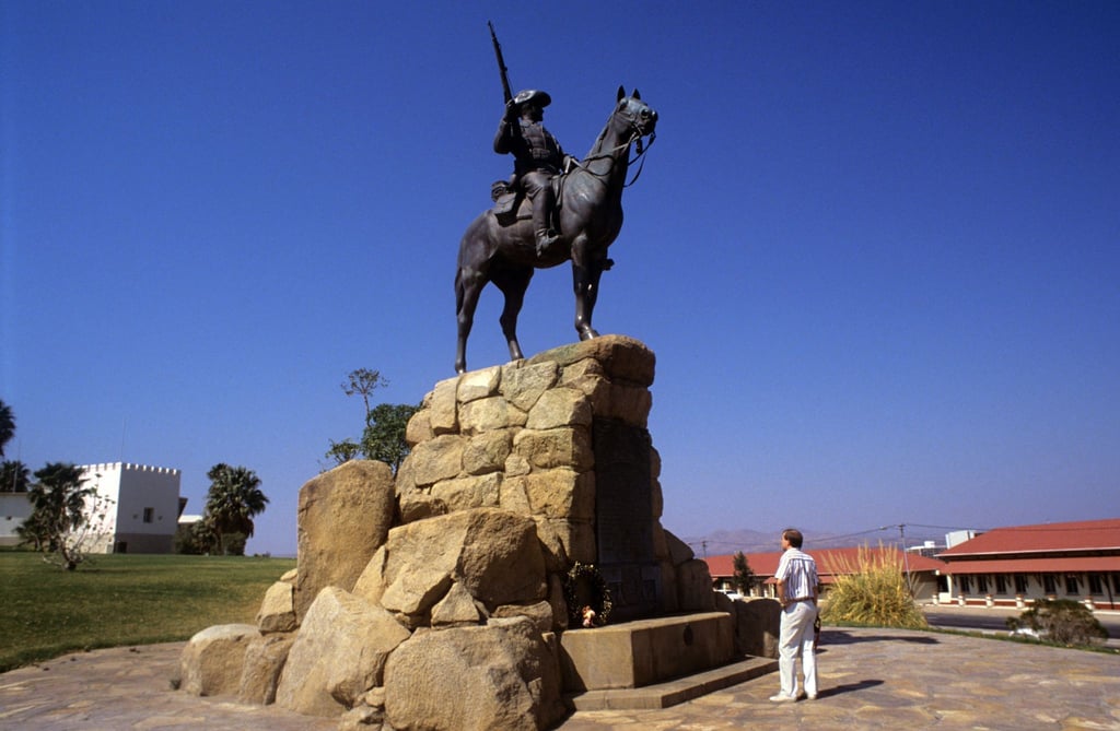 Das „Südwester Reiter“ genannte Reiterdenkmal der ehemaligen deutschen Schutztruppe. Es wurde am 27. Januar 1912 eingeweiht und soll an die Kolonialkriege des deutschen Kaiserreichs gegen die Herero und Nama in Deutsch-Südwestafrika erinnern.