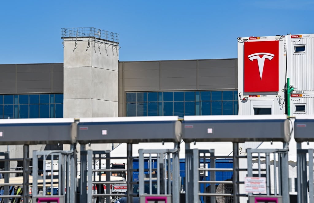 Das Logo von Tesla hängt an einem Container auf der Baustelle der Gigafactory östlich von Berlin.